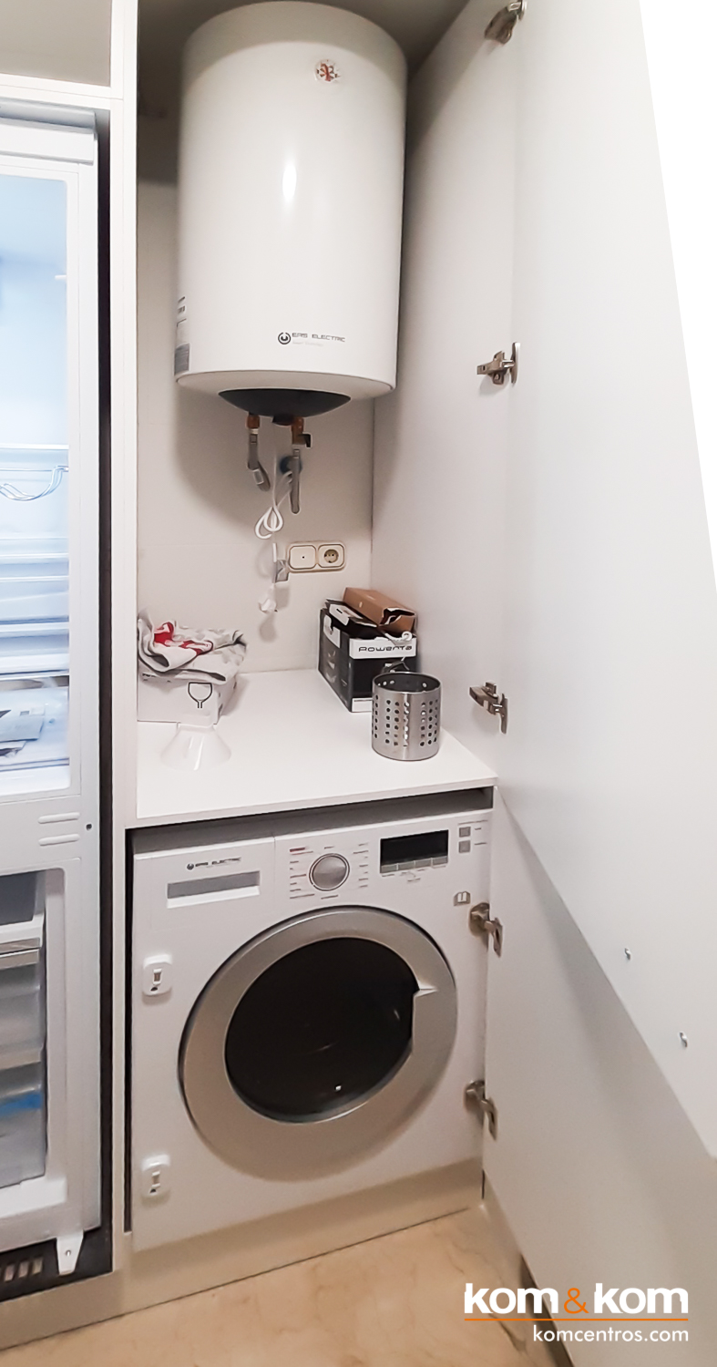 Lavadora y termo de agua integrados en armario de la cocina